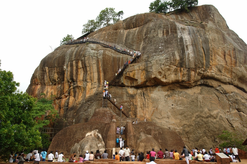 Останки скульптуры льва, предваряющей вход в Сигирию, Шри-Ланка (Sigiriya 5 A.D. There used to be sculpture of lion, Sri-Lanka)